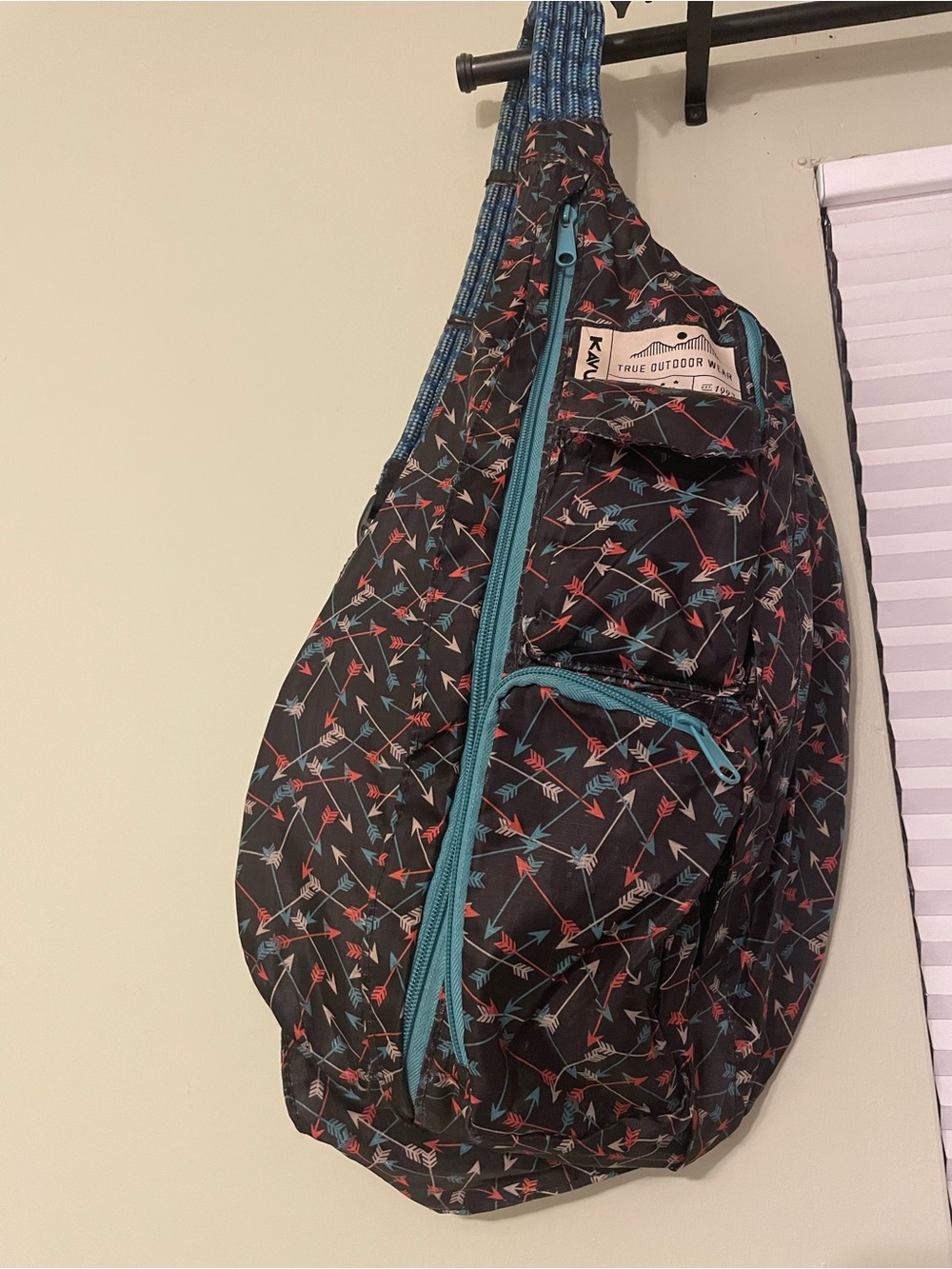 NEW Kavu Black Arrow-Print Sling Pack with Teal Accents